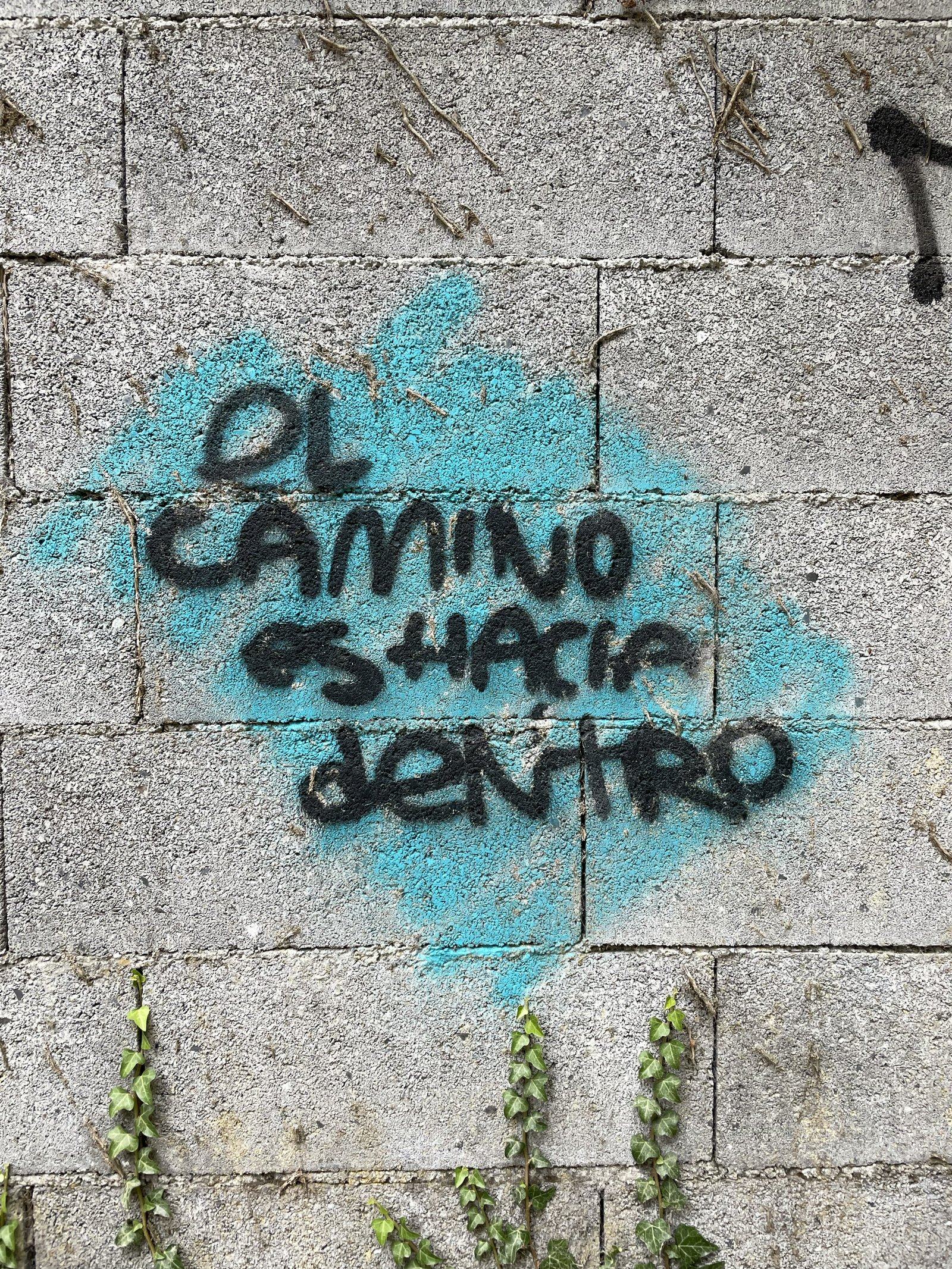 Grafiti en un muro del Camino Francés que dice El camino es hacia adentro