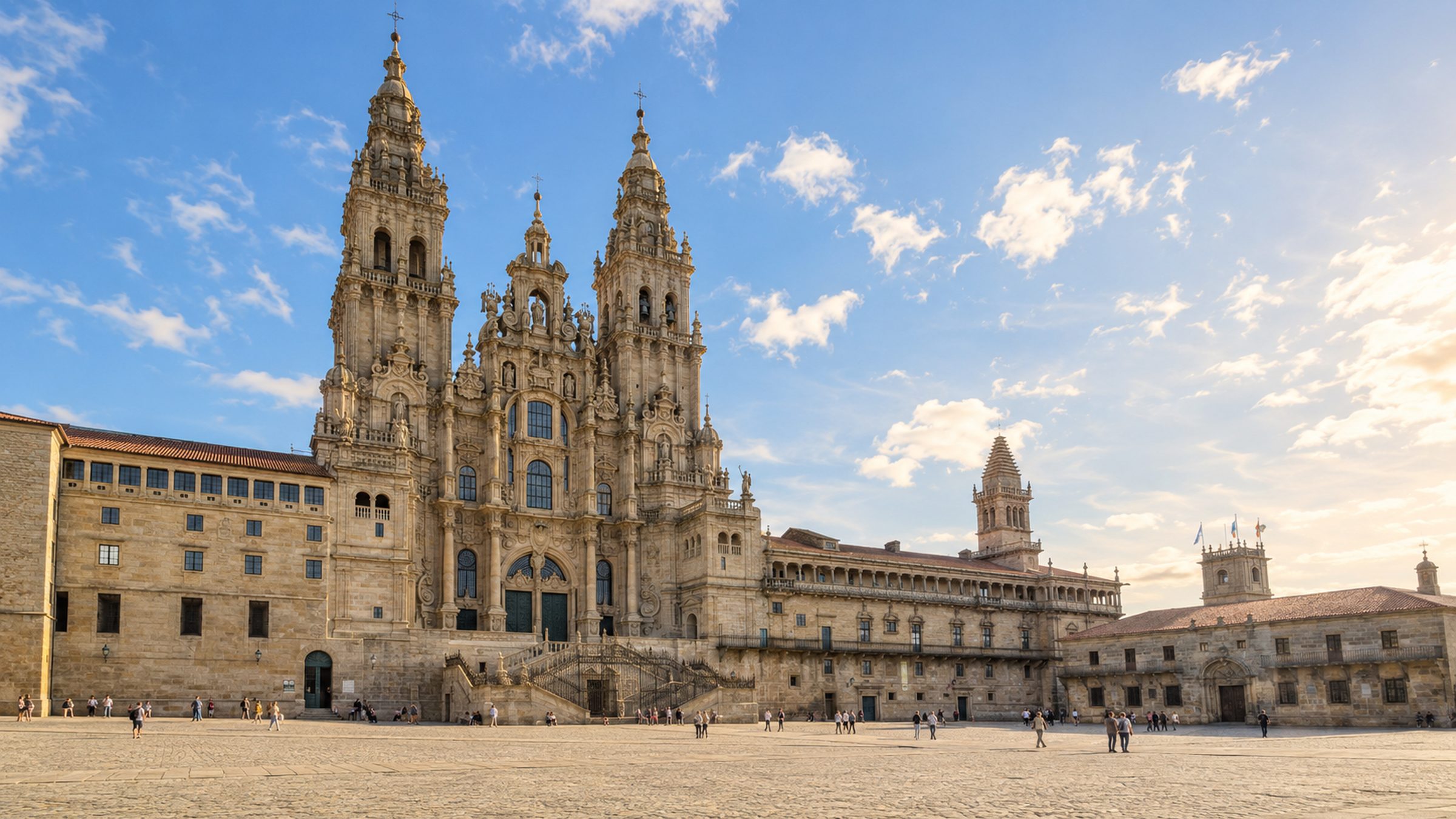Plaza del Obradoiro y la fachada principal de la Catedral de Santiago de Compostela al atardecer